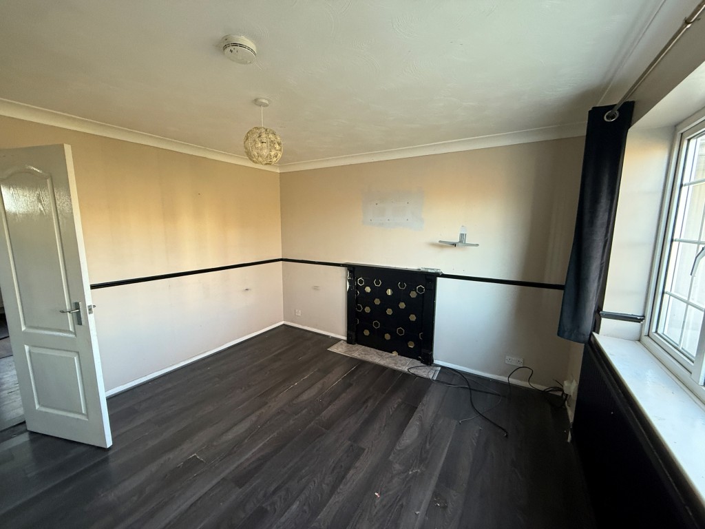 Lot: 144 - FOUR-BEDROOM TOWN HOUSE FOR REFURBISHMENT - Living room